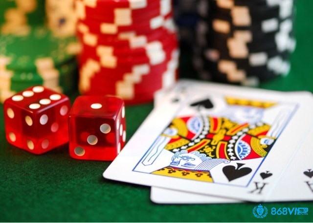 Poker là một trò chơi bài đầy hấp dẫn, nơi người chơi phải kết hợp sự tư duy, tính toán và khả năng đọc người để tạo ra những đòn đánh thông minh và giành chiến thắng.