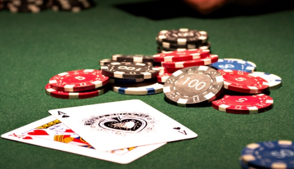 Phân biệt xì tố và Poker về điểm giống nhau, khác nhau