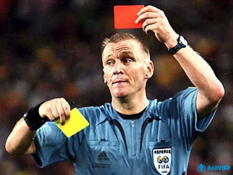 Thẻ vàng là gì? Thẻ đỏ là gì? trong bóng đá là những thẻ phạt được trọng tài sử dụng để phạt cầu thủ