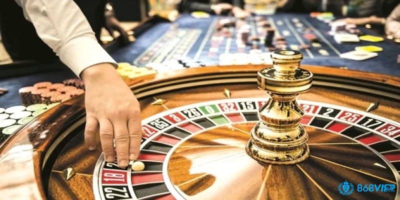 Trò chơi roulette dựa vào vòng quay có nhiều số tương ứng trên bàn cược 